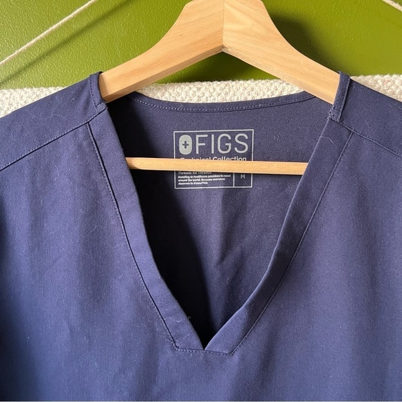 FIGS CASMA THREE POCKET SCRUB TOP size medium - Picture 6 of 6